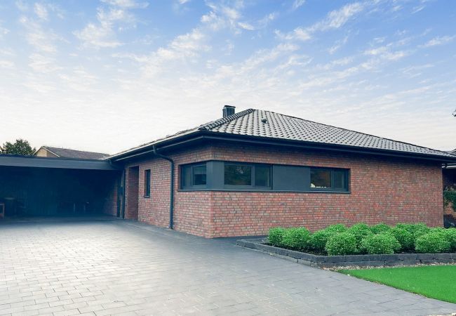 Image - Bungalow mit Carport und Geräteraum