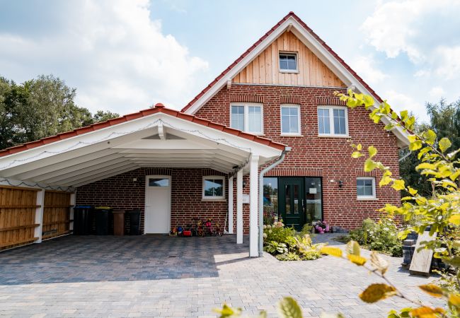 Image - Einfamilienhaus mit Carport und Geräteraum