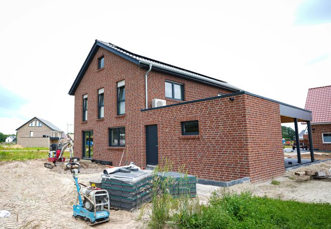 Image - Einfamilienhaus mit Carport und Geräteraum